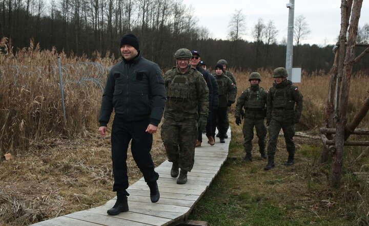  Prezydent RP Karol Nawrocki (C) podczas wizyty na pasie granicznym między Polska a Białorusią / autor: PAP/Artur Reszko