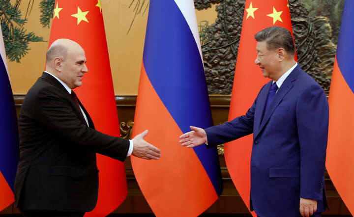 Premier Rosji Michaił Miszustin (z lewej) witany przez prezydenta Chin Xi Jinpinga przed spotkaniem w Wielkiej Hali Ludowej w Pekinie, Chiny, 4 listopada 2025 r.  / autor: PAP
