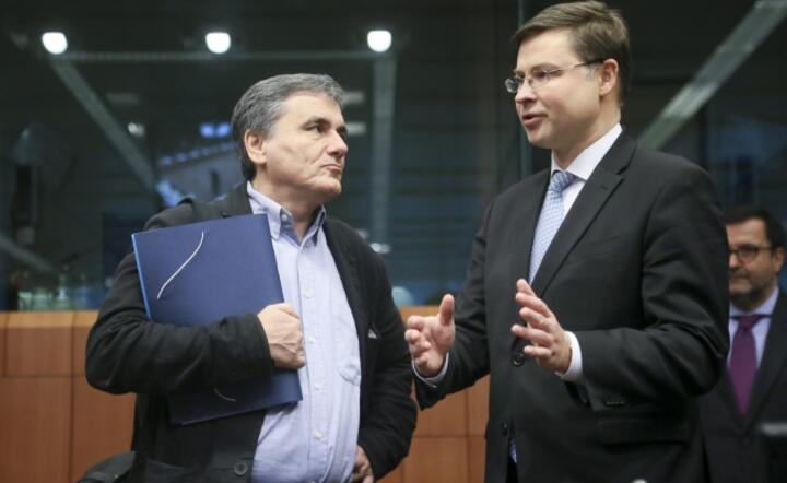 Komisjarz UE Valdis Dombrovskis i minister finansów Grecji Euclidis Tsakalotos podczas spotkania ministrów finansów Eurogrupy w Brukseli, fot. PAP/EPA/Olivier Hoslet