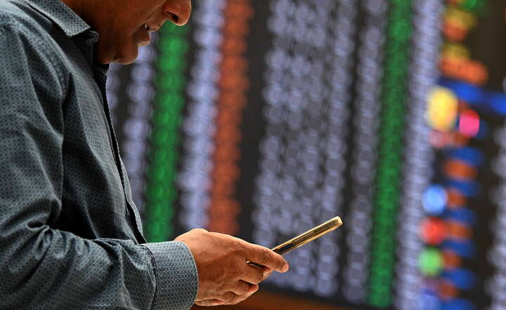 Giełdy w Azji zareagowały euforia na wieść o rozejmie na Bliskim Wschodzie. Nz. giełda w Karaczi w Pakistanie, 8 kwietnia 2026 / autor: PAP/EPA/SHAHZAIB AKBER