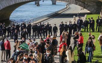 Paryż: Policja przepędziła tłum wypoczywających
