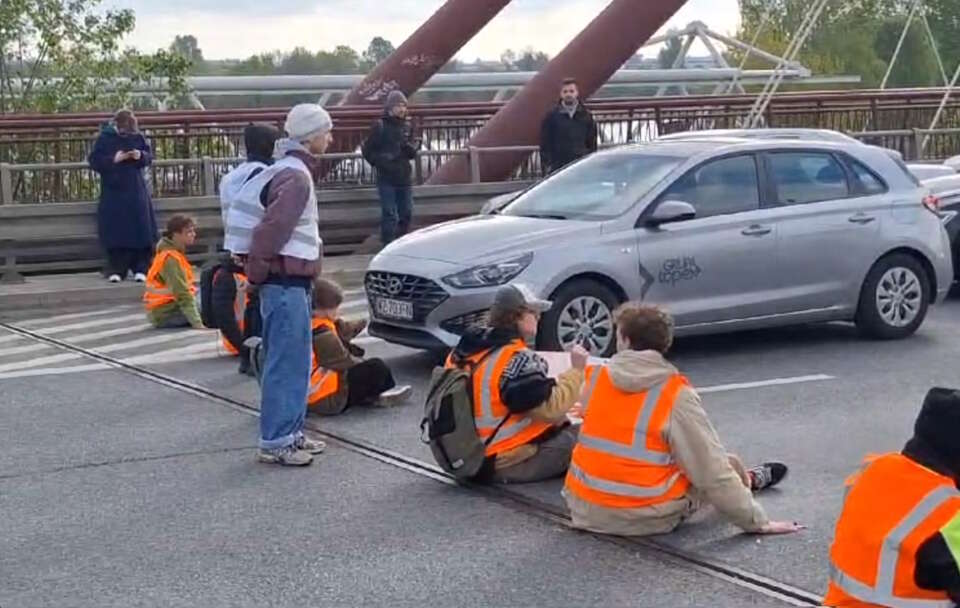 Ekoterroryści zablokowali kolejny most w Warszawie