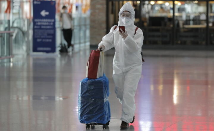 Pasażerka na lotnisku w Pekinie / autor: EPA/PAP