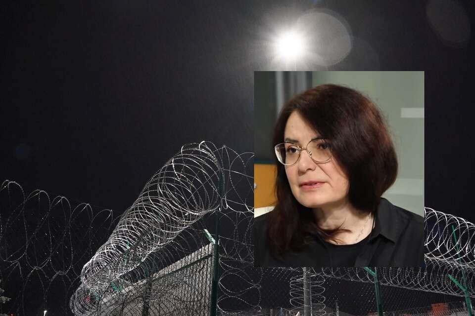 W tle zdj. ilustracyjne aresztu. Pani Urszula Dubejko, b.urzędnik MS, która była przetrzymywana w areszcie, przypomniała szokującą relacją, pełną szczegółów o upokorzeniach i granicznych sytuacjach / autor: Fratria/Telewizja wPolsce24