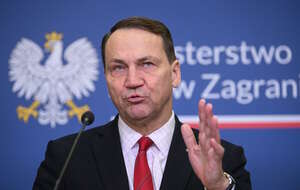 Bezczelna próba przykrywania bierności rządu ws. ewakuacji Polaków z Bliskiego Wschodu. Sikorski zasłania się katastrofą smoleńską.  / autor: PAP/Marcin Obara