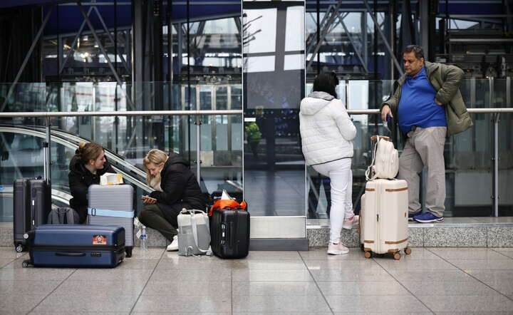 Pasażerowie na lotnisku Heathrow / autor: PAP/EPA/TOLGA AKMEN