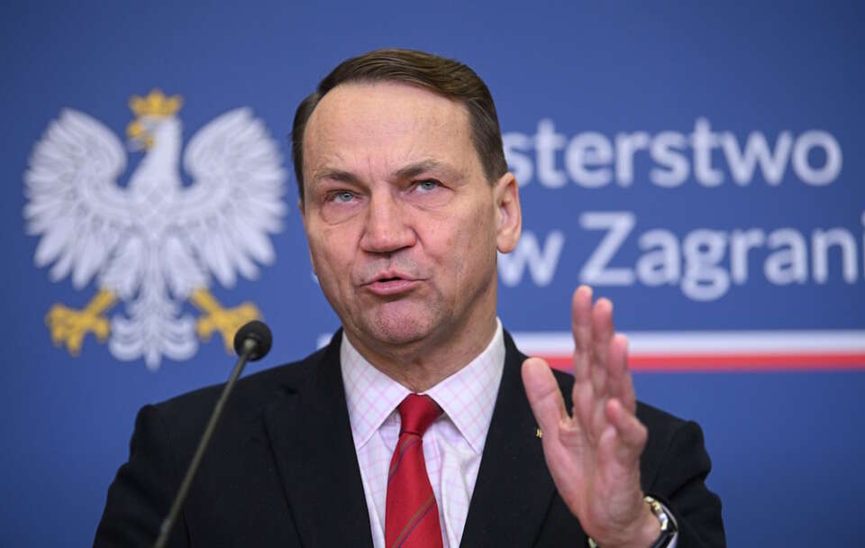 Bezczelna próba przykrywania bierności rządu ws. ewakuacji Polaków z Bliskiego Wschodu. Sikorski zasłania się katastrofą smoleńską.  / autor: PAP/Marcin Obara