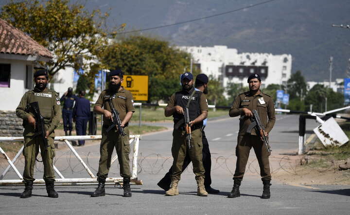 Żołnierze Pakistanu na ulicach Islamabadu, gdzie jutro może dojść do kolejnej próbny negocjacji pokojowych USA i Iranu / autor: PAP/EPA/SOHAIL SHAHZAD