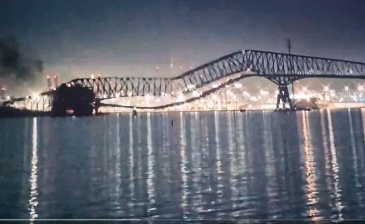 Moment zawalenia mostu / autor: fot. Twitter/OsintDefender
