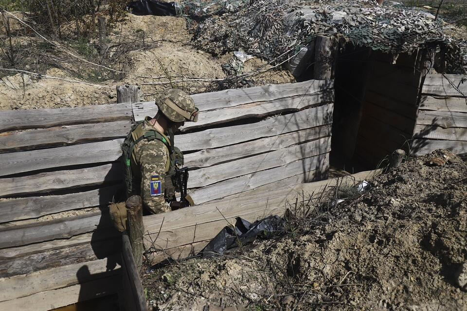 Ukraiński żołnierz na pozycjach w okolicy Ługańska / autor: PAP/EPA/STR