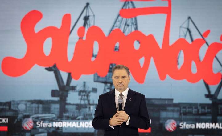 Lider NSZZ Solidarność Piotr Duda, w tle logo związku pisane "solidarycą", autorstwa Jerzego Janiszewskiego / autor: Fratria / Andrzej Wiktor