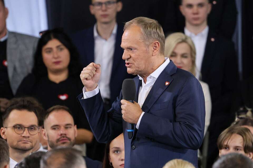 Premier Donald Tusk (C) przemawia podczas konwencji Koalicji Obywatelskiej w Hali Sportowej OSIR w Warszawie. / autor: PAP/Paweł Supernak