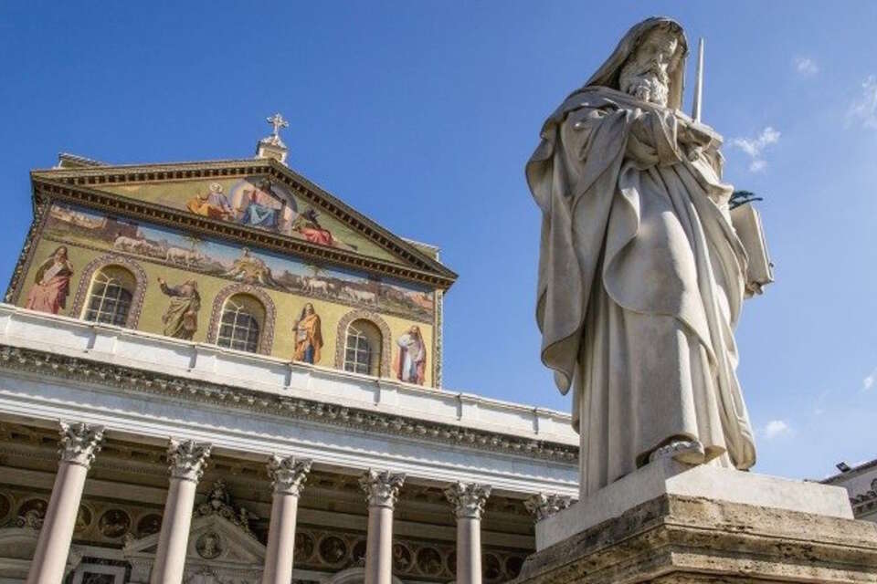 Bazylika św. Pawła za Murami i figura Apostoła Narodów  / autor: Vatican News
