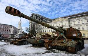 Zniszczone rosyjskie czołgi zaprezentowane na placu Michajłowskim w Kijowie / autor: PAP/Vladyslav Musiienko