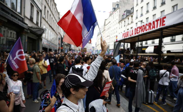 We Francji trwają wielotysięczne protesty przeciwko polityce Macrona / autor: PAP/EPA/YOAN VALAT