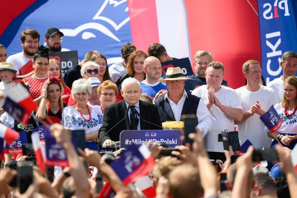 Prezes Prawa i Sprawiedliwości, wicepremier Jarosław Kaczyński (C) podczas pikniku rodzinnego z cyklu "Z miłości do Polski" w miejscowości Połajewo. / autor: PAP/Jakub Kaczmarczyk