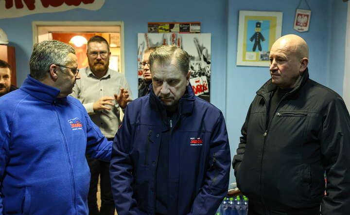 Przewodniczący NSZZ Solidarność Piotr Duda (C) i przewodniczący NSZZ „Solidarność” w Silesii Grzegorz Babij (L) po mszy dla rodzin protestujących górników w Czechowicach-Dziedzicach / autor: PAP/Jarek Praszkiewicz