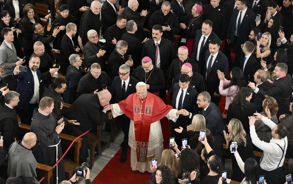 Papież Leon XIV podczas spotkania ze wspólnotą katolicką w Turcji, w katedrze w Stambule / autor: PAP/EPA
