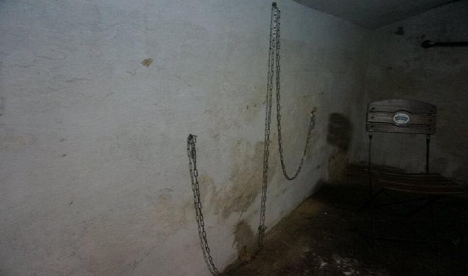 To właśnie w tej piwnicy był przetrzymywany 22-latek (fot. policja.gov.pl)