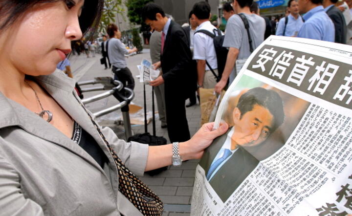 Dymisja Abe wstrząsnęła Japonią / autor: EPA/PAP