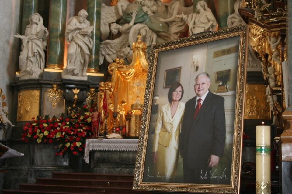 Portret śp. pary prezydenckiej w bazylice jasnogórskiej, 10 kwietnia 2012 roku. 