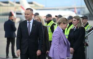Prezydent RP Karol Nawrocki (C-L) oraz pierwsza dama Marta Nawrocka (C-P) wsiadają na pokład samolotu na płycie warszawskiego lotniska Okęcie. / autor: PAP/Marcin Obara