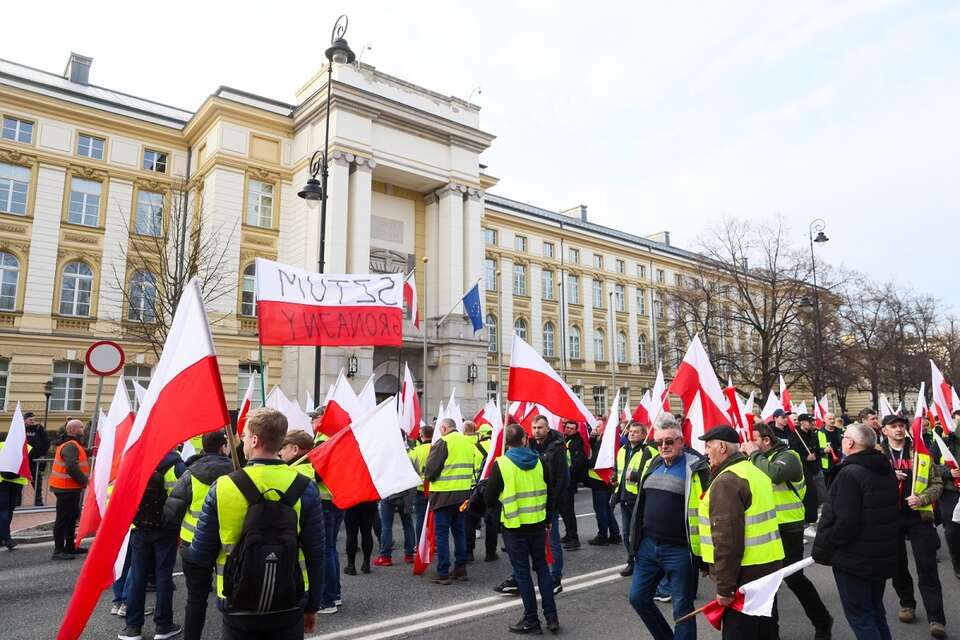 Protest rolników "Gwiaździsty Marsz na Warszawę" przed siedzibą KPRM / autor: PAP/Leszek Szymański