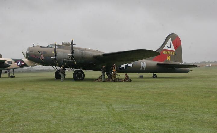 B-17, znany jako 'latająca forteca', jest jednym z najbardziej znanych samolotów bojowych w historii USA / autor: Pixabay