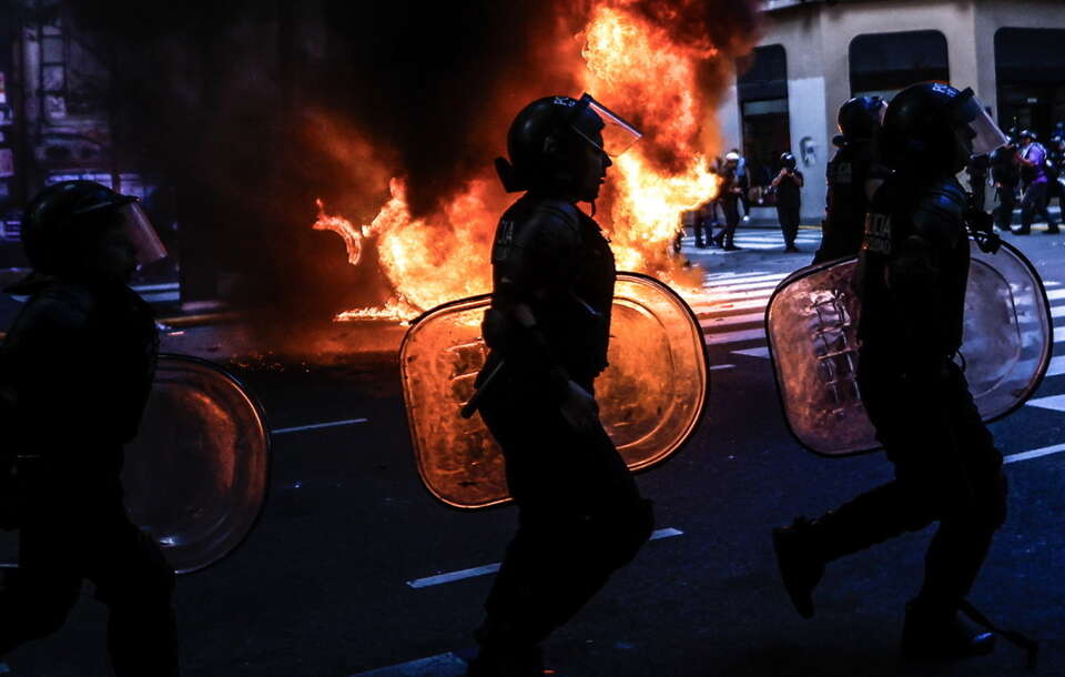 Protesty w Argentynie. Do emerytów dołączyli kibice