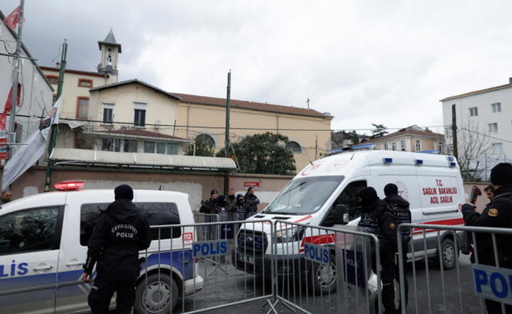 Policja turecka blokuje dostęp do miejsca zamachu / autor: PAP/EPA/ERDEM SAHIN