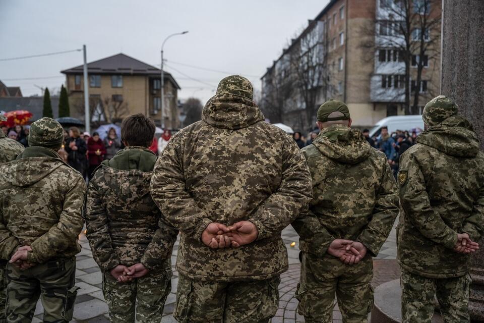 Na zdjęciu mieszkańcy Buczy obchodzą pierwszą rocznicę wyzwolenia miasta spod okupacji rosyjskiej / autor: PAP/Viacheslav Ratynskyi