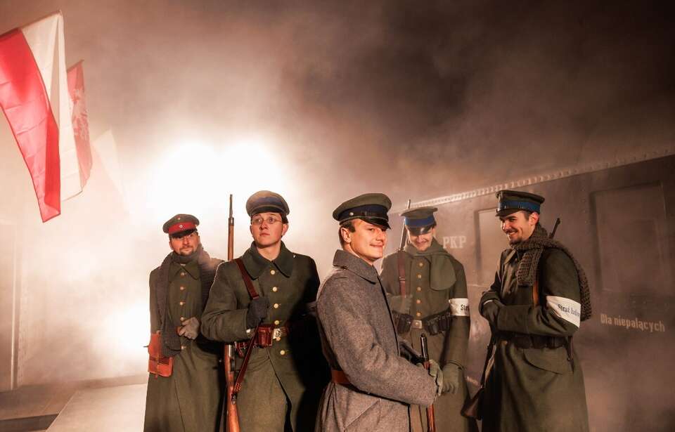 Inscenizacja przyjazdu Ignacego Jana Paderewskiego do miasta na kolejowym Dworcu Letnim w Poznaniu rozpoczęła obchody 107. rocznicy wybuchu powstania wielkopolskiego / autor: PAP/Marek Zakrzewski