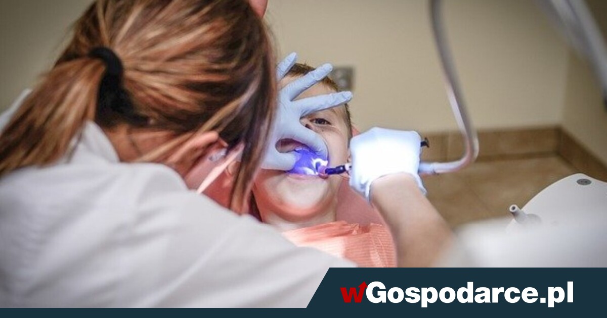 Popularne napoje dosłownie „rozpuszczają” zęby Polaków