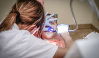 Popularne napoje dosłownie „rozpuszczają” zęby Polaków