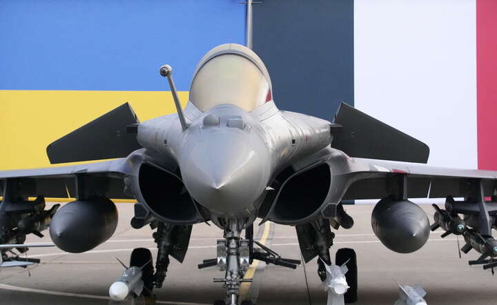 Myśliwiec Rafale w bazie lotniczej Villacoublay pod Paryżem, 17 listopada 2025 / autor: PAP/EPA/Christophe Ena