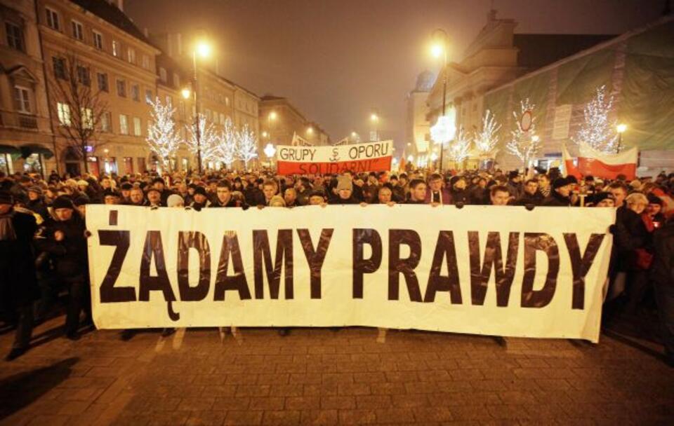 Prezes PiS Jarosław Kaczyński idzie na czele marszu pamięci, z warszawskiej archikatedry przed Pałac Prezydencki, 10 stycznia 2011. PAP/Paweł Supernak 