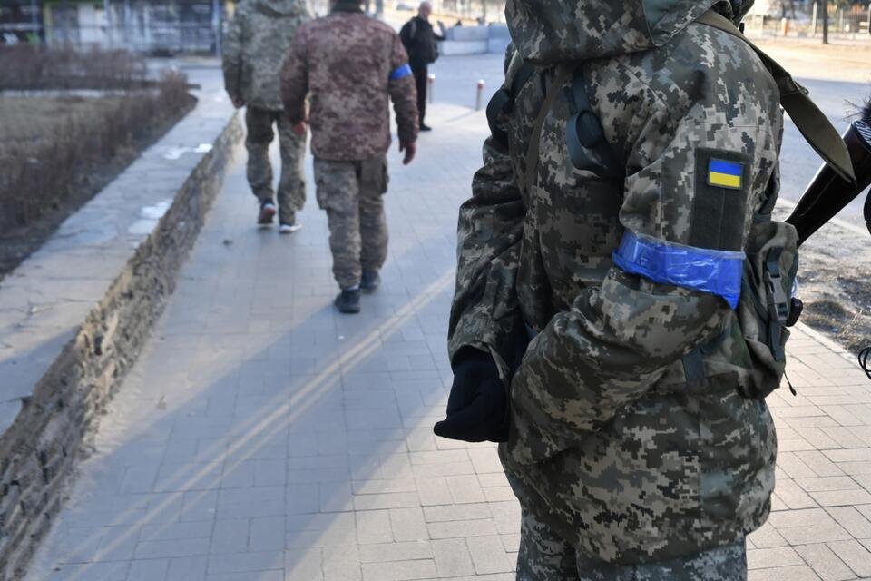 Emblematy żołnierzy ukraińskich patrolujących jedno z osiedli w Kijowie / autor: PAP/Andrzej Lange