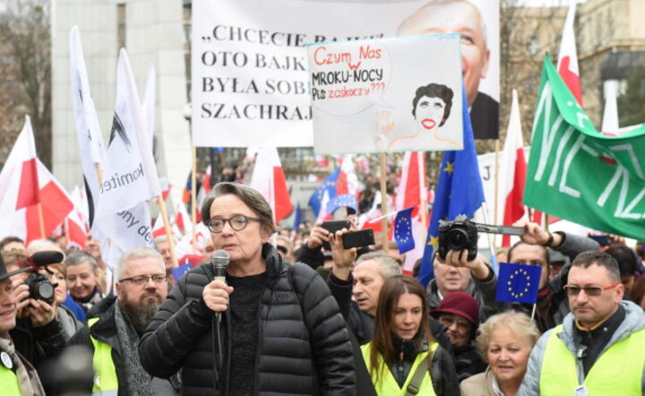 Reżyserka Agnieszka Holland na sobotniej demonstracji KOD w Warszawie, fot. PAP/ Radek Pietruszka