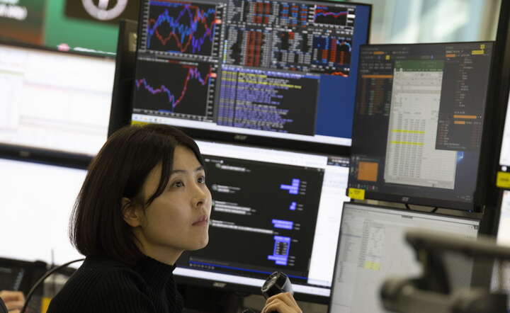 Dealer walutowy południowokoreańskiego Hana Bank / autor: PAP/EPA/JEON HEON-KYUN