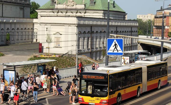 W Warszawie i innych dużych miastach brakuje nowych, młodych kieroców do pracy w komunikacji miejskiej / autor: Fratria / MK