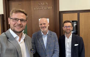 Poseł PiS Michał Woś i mecenasi Adam Gomoła i Krzysztof Nowiński. / autor: x.com/MWosPL