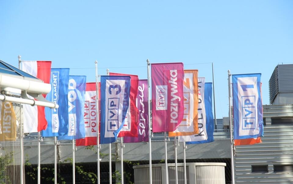 Flagi przed siedzibą TVP / autor: Fratria
