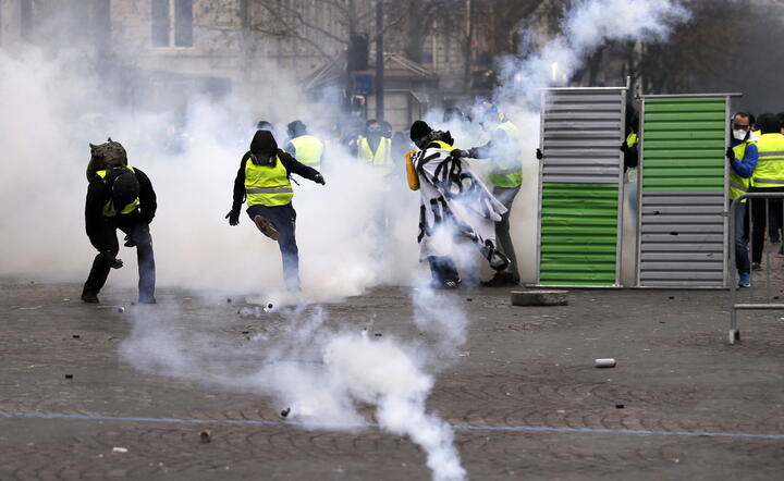 Paryż/protest "żółtych kamizelek" / autor: PAP/EPA/ETIENNE LAURENT