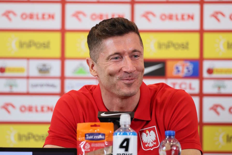 Na zdjęciu Robert Lewandowski podczas konferencji prasowej przed meczem barażowym o MS z Albanią / autor: PAP/Leszek Szymański