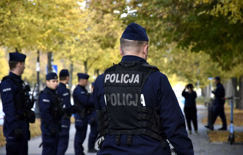 Policjanci z Woli zostali wezwani do awantury domowej. Na balkonie znaleźli prawie 3 kg narkotyków. / autor: Fratria