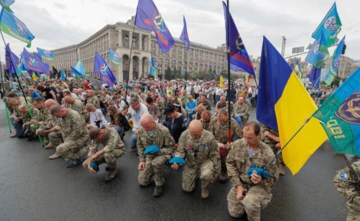Marsz ukraińskich obrońców z okazji obchodów „Dnia Niepodległości” w centrum Kijowa na Ukrainie, 24 bm.  / autor: PAP/EPA/SERGEY DOLZHENKO