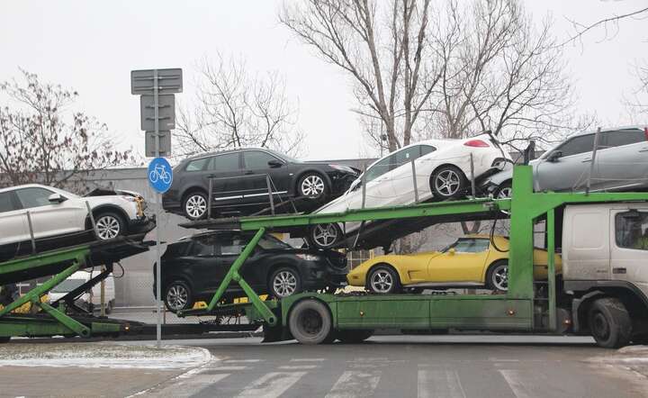 Od ośmiu miesięcy rośnie liczba importowanych do Polski aut używanych / autor: Fratria
