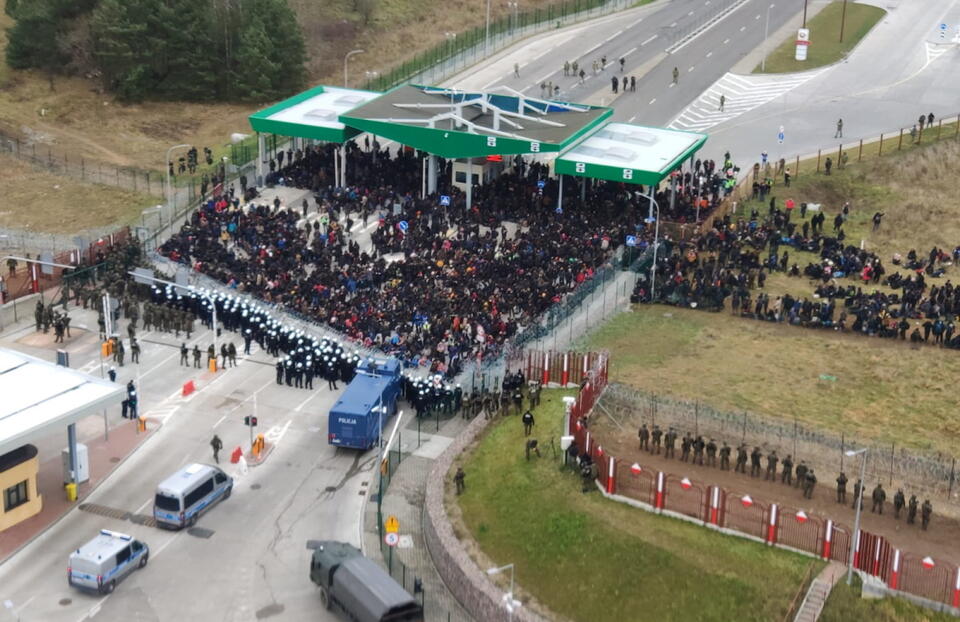 Szturm nielegalnych migrantów na przejście graniczne w Kuźnicy  / autor: materiały prasowe Policji  