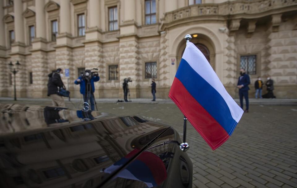 Ambasador Rosji w Czechach Aleksandr Zmiejewski przybywa na spotkanie z ministrem spraw zagranicznych Czech Jakubem Kulhankiem w Pradze / autor: PAP/EPA