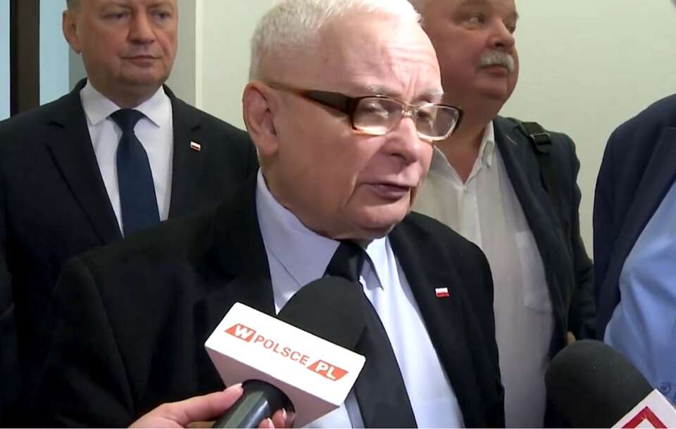 Prezes PiS Jarosław Kaczyński w rozmowie z dziennikarzami / autor: Telewizja wPolsce
